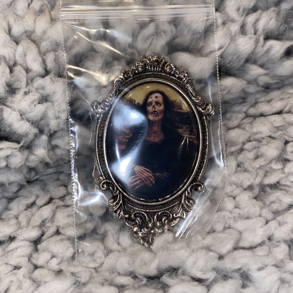 Hot Topic - Picture 2 of 5